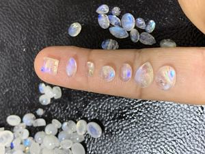 Vente en gros de cabochons en pierre de lune arc-en-ciel certifiés IGI, petites pierres précieuses naturelles en vrac pour la création de bagues - Product Image 2