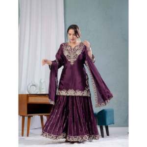 Ensemble de costume en satin de créateur avec broderie et travail de sequins - Product Image 5