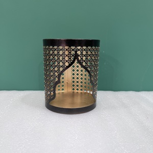 Porte-bougie en fer noir au design artisanal avec arche pour la décoration de la maison - Product Image 1