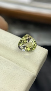 Pierre naturelle certifiée Tanzanite Sirène non chauffée, taille cœur, couleur excellente, Zoisite naturelle, 3,26 carats, nette à la loupe - Product Image 3