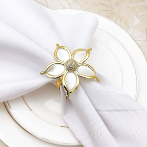 Anillos de servilleta metálicos florales que encarnan durabilidad, belleza y funcionalidad, con un atractivo clásico apto para cualquier ocasión. - Product Image 4