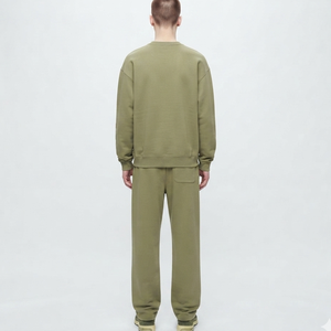 Ensemble de survêtement pour homme en vert olive uni, col rond, manches longues, coupe ample, sweat-shirt décontracté et pantalon de survêtement avec poches latérales - Product Image 2