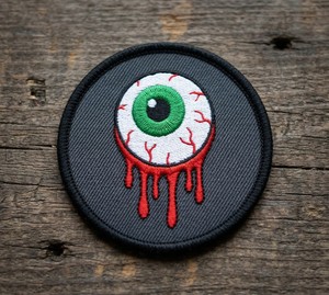 Parche Termoadhesivo Personalizado de Globo Ocular Sangrante con Ojo Verde y Círculo Sangriento, Insignia Bordada, Estilo Gótico Punk, Bordado a Máquina, Aplique para Coser - Product Image 1