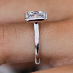 Anillo de Diamantes Radiantes Blancos con Bisel, Joyería de Plata para Mujer, Regalo de Cumpleaños, Diseño Moderno, Delicado, para Uso Diario, Estilo Moderno - Product Image 3