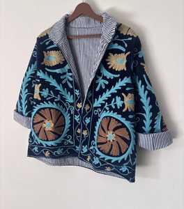 Veste en velours brodée à la main, style bohème, motif floral Suzani - Product Image 2