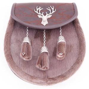 Le sporran à pompons est une pochette écossaise traditionnelle portée avec une tenue des Highlands, orné d'un cantle en étain détaillé et de pompons en fourrure véritable. - Product Image 6