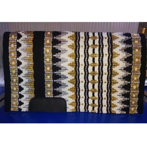 Tapis de selle Western noir, blanc et or, en mélange de laine, contouré, avec patch en cuir résistant pour équipement équestre - Product Image 1