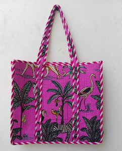 Sac fourre-tout en coton matelassé fait main avec broderie Kantha, imprimé animaux tropicaux de la jungle, fermeture éclair, deux poignées, sac à bandoulière - Product Image 1