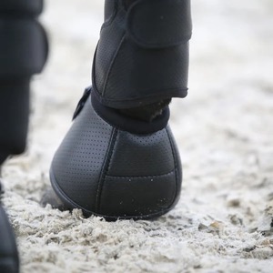 Protège-jambes en maille noire pour chevaux avec fermeture auto-agrippante - Product Image 4
