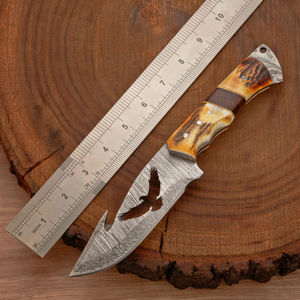Cuchillo de caza artesanal de acero de Damasco con hoja de punta caída, mango de asta y virola dorada, a la venta a un precio razonable. - Product Image 2