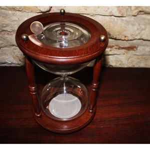 Sablier traditionnel en bois avec verre givré et cadre orné pour la décoration intérieure - Product Image 6