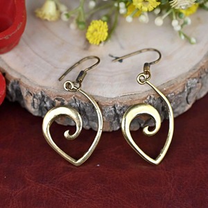 Boucles d'oreilles en laiton plaqué or, forme irrégulière, style antique, bijoux artisanaux en métal poli - Product Image 5