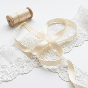 Ruban de satin uni crème 6 mm, lot de 20 rouleaux de 8 mètres, idéal pour les cadeaux de boutique, la papeterie de mariage et les étiquettes de présentation - Product Image 2