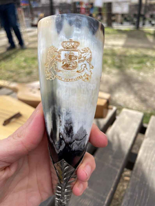 Flûte à boire en corne véritable faite à la main, gobelet à vin avec tige sculptée, vaisselle rustique en corne naturelle pour célébrations et fêtes - Product Image 1