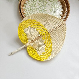 พัดลมมือถือทำจากไม้ไผ่ธรรมชาติในเวียดนามตกแต่งผนังด้วยใบปาล์มสีผสมดีไซน์สวยๆมากมาย - Product Image 2