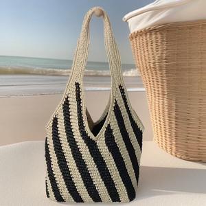 Sublimez votre look estival avec ce sac élégant en fil naturel, doté d'un design tissé à rayures noires et blanches. - Product Image 4