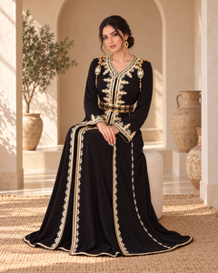 Caftan marocain noir de luxe avec broderie dorée, ornements aux épaules et ceinture géométrique pour femmes, pour les mariages et les soirées - Product Image 6