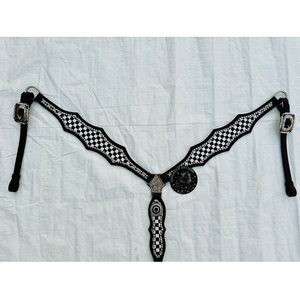 Conjunto de cabezada de una oreja y pechera de cuero negro estilo western para caballo con incrustaciones a cuadros blancos y conchos de diamantes de imitación, equipo ecuestre - Product Image 2
