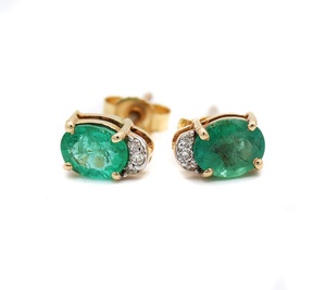 Vente en gros de boucles d'oreilles en or jaune 14 carats avec émeraude ovale naturelle et accent de diamants, Memoria Jewels - Product Image 2
