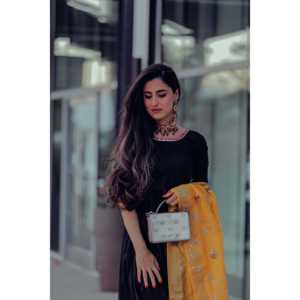 Conjunto de Traje de Gasa Negra Raven Disponible en Talla XS - Product Image 2