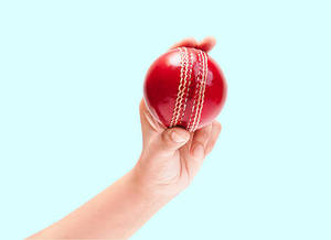 RX Ballon de cricket rouge personnalisable de qualité supérieure, taille 4, cousu main, double couture, durable et léger pour les crickets - Product Image 5