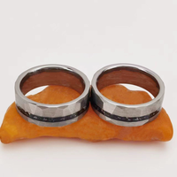 Bague en carbure de tungstène avec incrustation de pierres foncées concassées et finition brossée forgée, alliance plate pour homme, bijoux en gros