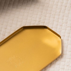Magnifique plateau de service hexagonal doré avec une finition mate lisse et un motif floral gravé au centre pour le service - Product Image 5