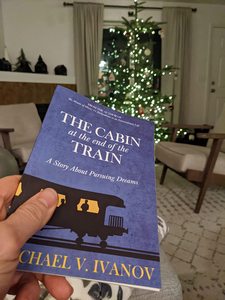 La cabane à la fin du train par Michael V Ivanov, livre broché, best-seller pour adultes - Product Image 3