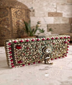 Bolso de mano tipo clutch Kundan con cuentas, grabado en relieve, con cadena de metal chapada en oro, hecho a mano, para bodas, eventos al aire libre, personalizado. - Product Image 1