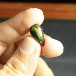 โอปอลสีดำธรรมชาติทรงลูกแพร์ขนาด 3.75 กะรัต ขัดเงา ลายรังผึ้งขนาดเล็ก 17x10 มม. พลอยเม็ดเดี่ยว - Product Image 4