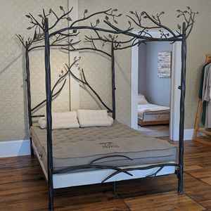 Cama con Dosel de Hierro de Calidad Premium con Diseño de Ramas de Árbol Orgánicas, Trabajo Metálico de Alta Gama, Muebles Artísticos para Dormitorio - Product Image 1