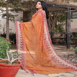 Trajes étnicos Salwar de 3 piezas para mujer con bordado de césped indio y pakistaní de Dr Haris Volume DhagaKari - Product Image 4