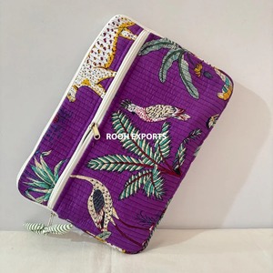 Étui pour ordinateur portable en coton matelassé fait main avec bandoulière et fermeture éclair, design tendance pour le shopping - Product Image 2
