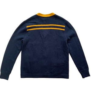 Créez des logos personnalisés bleus et dorés sur des pulls cardigan unisexes, des lettres brodées, des articles tricotés pour les sororités et les fraternités. - Product Image 6