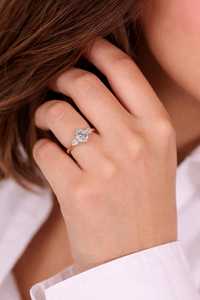 Bague de fiançailles avec 1 diamant ovale et 2 diamants taille poire, cultivés en laboratoire, or massif 10K 14K 18K, design de joaillerie fine, certifié IGI, couleur E VVS - Product Image 4