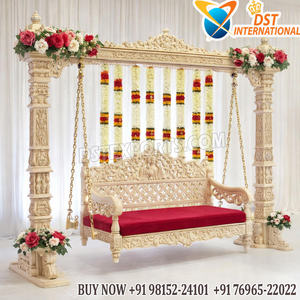 Elegante columpio de madera con decoración floral para decoración de bodas, compre un conjunto de columpios Haldi para la noche de Mehndi y Henna. - Product Image 3