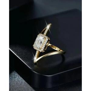 Anillo de compromiso geométrico de oro amarillo de 14K con halo de diamantes de corte radiante y piedras laterales redondas, joyería nupcial moderna, regalo de lujo. - Product Image 4