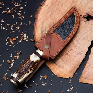 Couteau de camping artisanal personnalisé avec manche en corne |   Lame en acier de Damas, personnalisation ODM et étui en cuir inclus - Product Image 5
