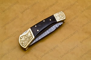 Couteau utilitaire pliant artisanal en acier Damas OEM avec manche en composite foncé, embouts en acier gravés et design de poche compact - Product Image 3