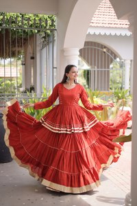 Robe longue plissée en coton rouge, style Salwar Kameez Anarkali, à manches longues, avec bordure en dentelle Gota Patti, tenue ethnique pour mariage d'hiver, Diwali et fêtes - Product Image 3