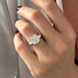 Bague de fiançailles à trois pierres en diamant de laboratoire de 5 carats, taille coussin, E VVS2, en platine, certifiée IGI - Product Image 5