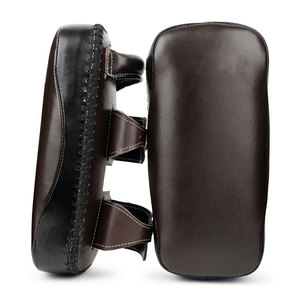 Almohadillas de kickboxing tailandesas de alta resistencia con diseño transpirable, espuma de alto impacto y cubierta de cuero reforzado, ideales para kickboxing y artes marciales. - Product Image 1