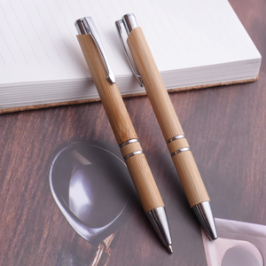 ปากกาลูกลื่น BAMBOOCLICK พรีเมียมรักษ์โลก ตัวด้ามไม้ไผ่ ตกแต่งโลหะสีเงิน ระบบคลิกแบบยั่งยืน หมึกสีน้ำเงิน หัวปากกา 0.7 มม. เหมาะสำหรับสำนักงานและโรงเรียน - Product Image 3