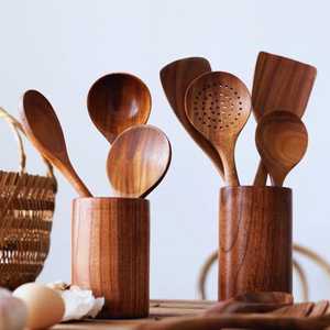 Juego de utensilios de cocina de madera de teca – Cucharas, espátula y colador de madera natural con soporte - Product Image 1