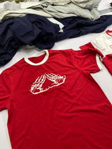 เสื้อยืดลำลองสีแดงขาวสำหรับผู้หญิง คอกลม แขนสั้น ผ้าถักโพลีเอสเตอร์เนื้อนุ่ม ระบายอากาศได้ดี พร้อมป้ายสัญลักษณ์ชมรม - Product Image 2