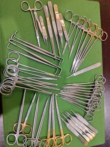 Juego de Instrumentos Básicos para Cirugía de Manos de 32 Piezas con 60 Cuchillas de Acero Inoxidable Reutilizables - Product Image 4