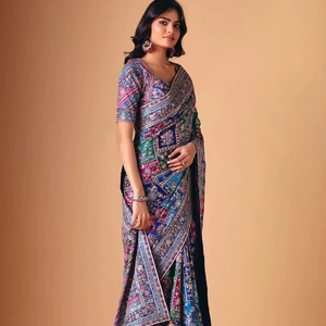 Sari de seda Chinon de diseñador con borde de ribete, borlas Latkan y auténtico trabajo de espejo, reversible, estilo fiesta, largo hasta el tobillo - Product Image 1