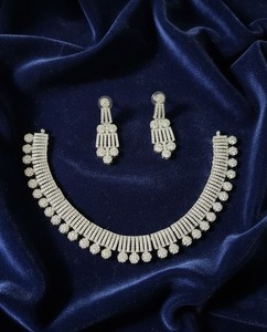 Parure de bijoux de mariée de luxe plaqué argent avec collier ras-du-cou géométrique en zircone cubique, collier à pampilles en diamant américain et boucles d'oreilles - Product Image 1
