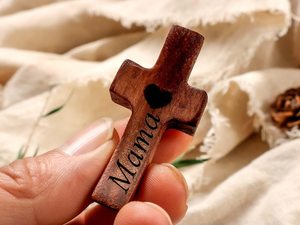 Cruz de madera hecha a mano por los mejores artesanos, de alta calidad, grabada con la palabra 'Mamá' y un corazón, decoración religiosa, artesanía independiente, regalo. - Product Image 1