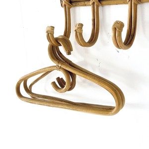 Cintres personnalisés avec logo et design, meilleure offre, fournisseur de cintres en rotin faits à la main, prix compétitifs - Product Image 4